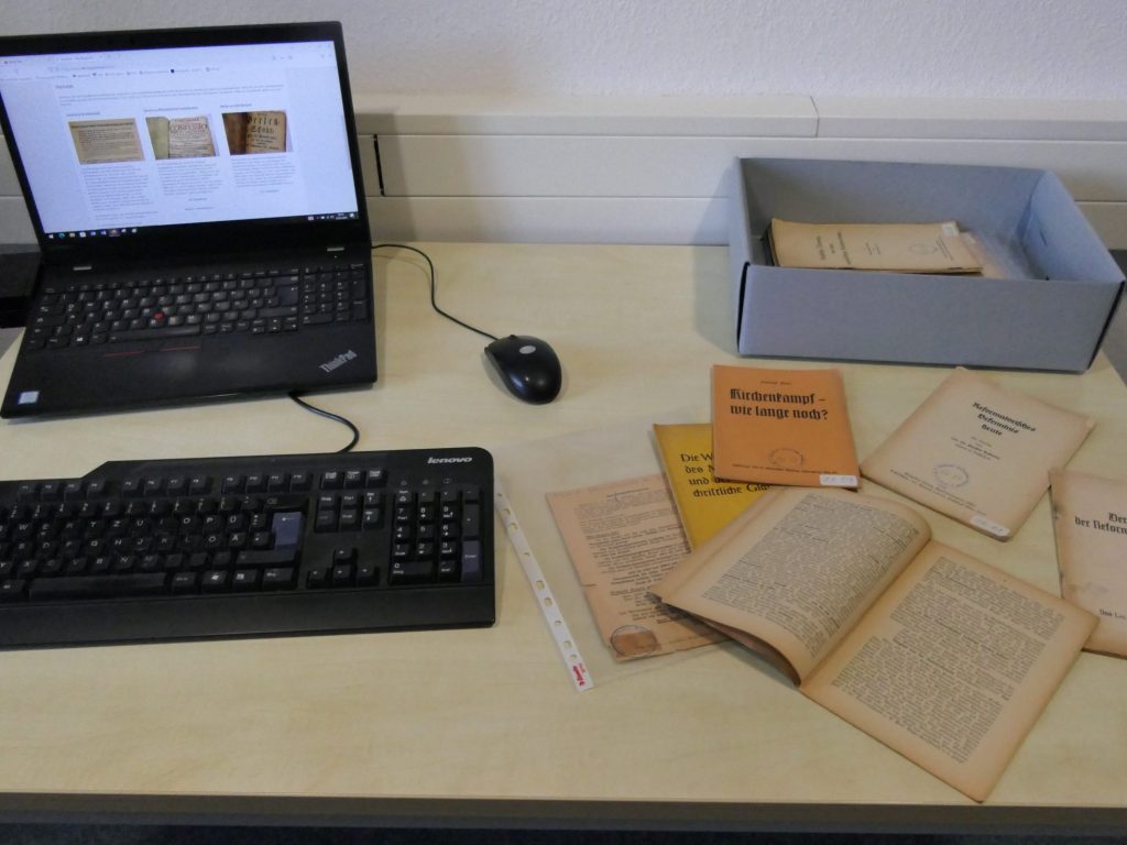 Rechercheraum in der Hochschul- und Landeskirchenbibliothek Wuppertal, Ausstattung Schreibtisch
