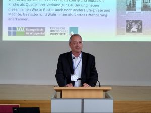 90 Jahre Barmer Theologische Erklärung: Theologischer Vizepräsident Dr. Ulf Schlüter spricht sein Grußwort zur Fachtagung am 31. Mai 2024
